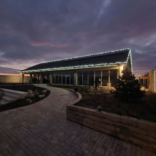 Aj takto môže vyzerať váš dom počas Vianoc! ✨ Profesionálna inštalácia vianočného osvetlenia premení každý dom na...