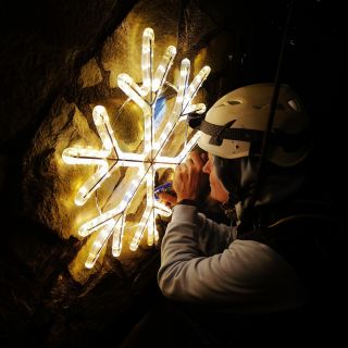 Takúto dekoráciu zvládneme nainštalovať nielen na fasádu domu, ale aj na pouličné osvetlenie! ❄️💡🎄🏙️