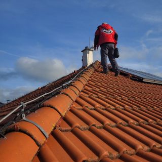 Na streche a vo výškach, aj keď pre vás trošku riskujeme, výsledok vždy stojí za to! 🛠️💡