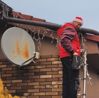 Vianočné osvetlenie dodáva vášmu domovu tú správnu atmosféru! ✨ Naša profesionálna montáž exteriérových svetiel zaručuje...