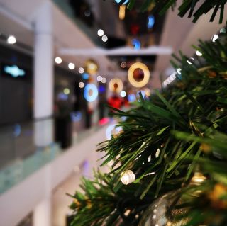 Robili sme vianočnú výzdobu celého obchodného centra a výsledok bol úžasný! 🎄✨ Naša práca premenila obyčajný priestor na...